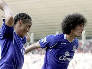 Everton's Marouane Fellaini celebrates after scoring a goal against Sunderland with teammate Steven Pienaar during their EPL football match at the Stadium of Light on May 3, 2009. AFP PHOTO/GRAHAM STUART