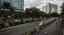 Sejumlah kendaraan melintas dikawasan Jalan HR Rasuna Said, Jakarta, Kamis (1/6). Sejumlah jalan di Ibu Kota tampak lengang dari kemacetan, lantaran Presiden Joko Widodo telah menetapkan Hari Kesaktian Pancasila, yakni 1 Juni, sebagai libur nasional.