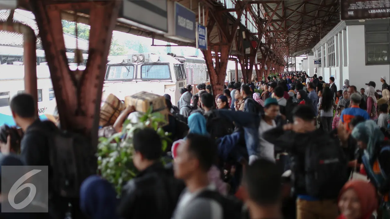 20160703-H-3 Pemudik Mulai Padati Stasiun Kereta Api Senen