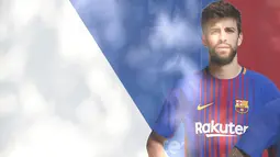 Poster Gerard Pique yang dirusak di sebuah toko di luar stadion Camp Nou, Barcelona (3/10). Bek Barcelona ini terang-terangan mendukung Catalonia untuk memerdekakan diri. (AFP Photo/Josep Lago)