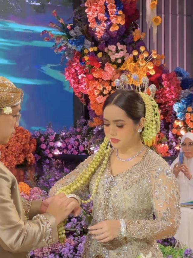 Potret Pernikahan Thalia Putri Semata Wayang Elma Theana. [@bennusorumba]