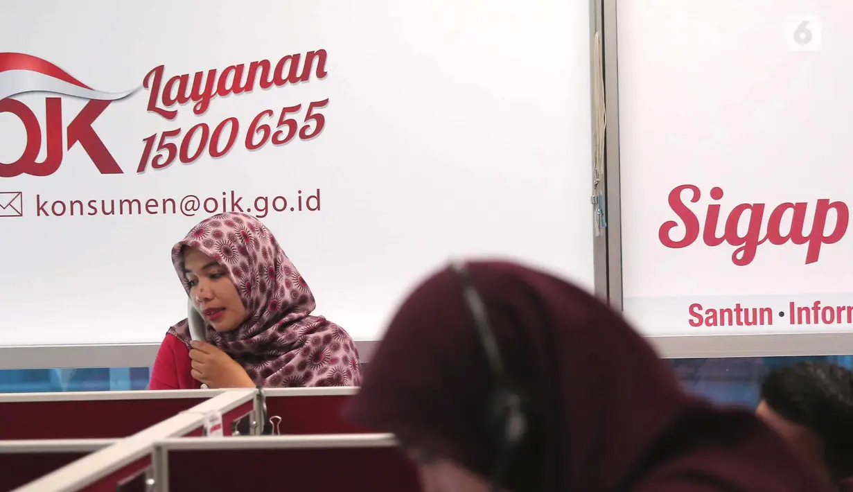 Petugas tengah melakukan pelayanan call center di Kantor Otoritas Jasa Keuangan (OJK), Jakarta. (Liputan6.com/Angga Yuniar)