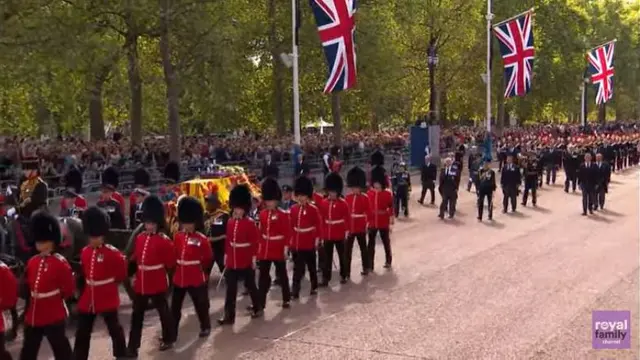 Pangeran William dan Harry Jalan Berdampingan dalam Iring-Iringan Peti Jenazah Ratu Elizabeth II