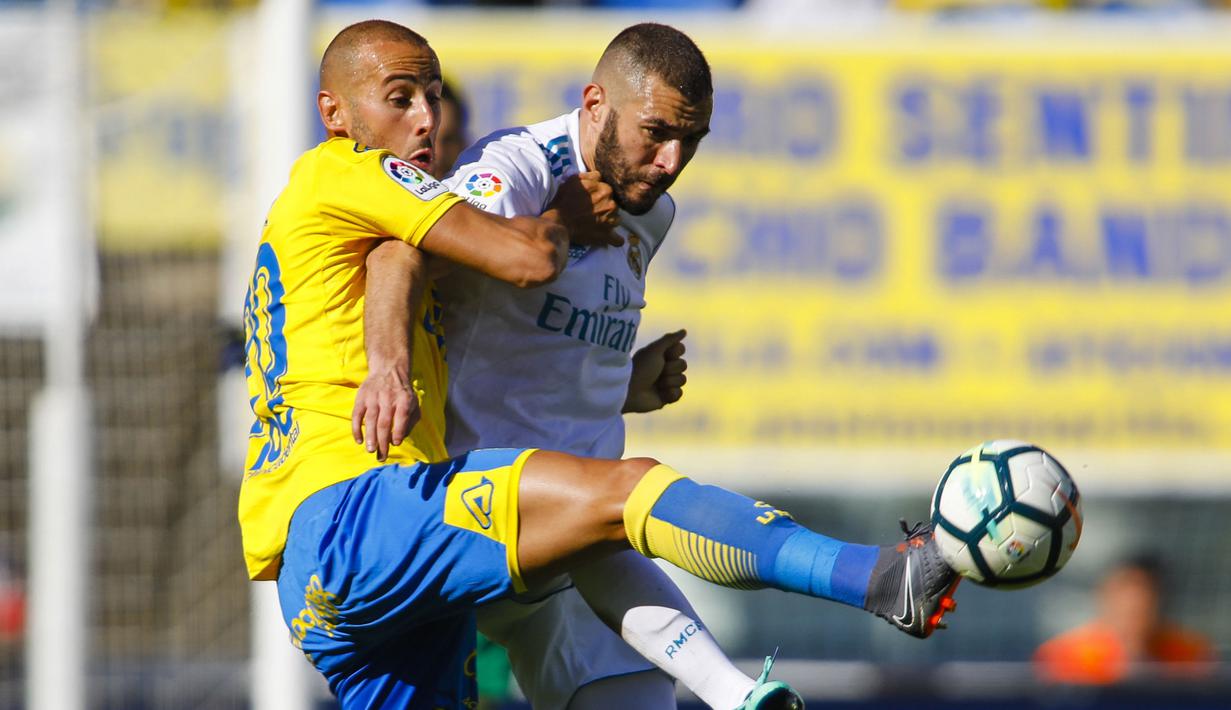 Pemain Las Palmas, Alejandro Galvez (kiri) mencoba menahan sepakan pemain Real Madrid, Real Madrid, Karim Benzema pada lanjutan La Liga Santander di Gran Canaria stadium, Canary island, (31/3/2018). Madrid menang 3-0. (AP/Lucas de Leon)
