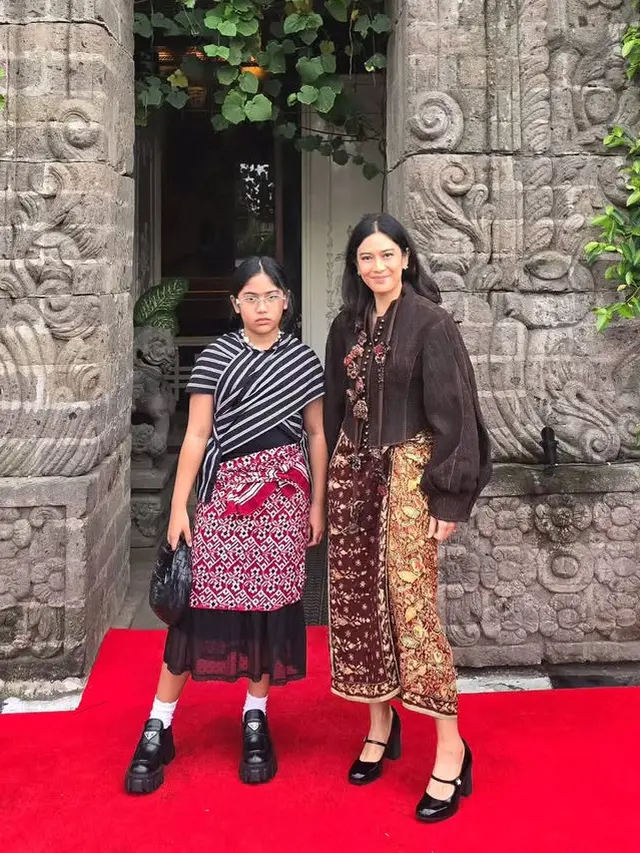 Tampilan Stylish Ishana Putri Dian Sastrowardoyo yang Beranjak Remaja. [@therealdistr]