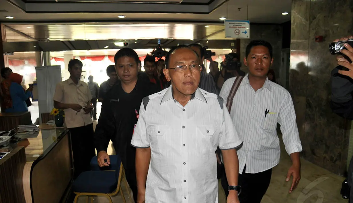 Ketua Umum partai Golkar, Aburizal Bakrie menjenguk Ketua Umum Gerindra, Suhardi di RSPP, Jakarta, Rabu (27/8/14). (Liputan6.com/Miftahul Hayat)  