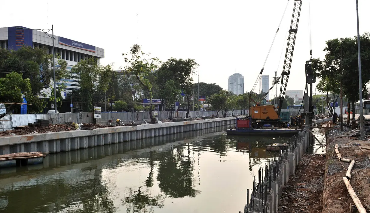Alat berat dikerahkan saat Dinas Sumber Daya Air Pemprov DKI Jakarta membangun turap di Kali Ciliwung Lama, Jakarta, Kamis (11/10). Pembangunan turap dilakukan untuk mencegah banjir pada saat musim hujan. (Merdeka.com/Iqbal Nugroho)