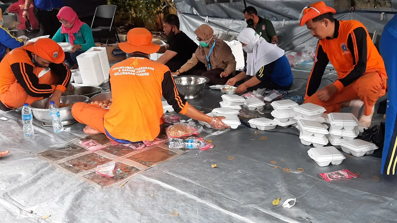 Dapur umum di posko induk pengungsi banjir di GOR Otto Iskandar Dinata (Otista), Jakarta Timur.