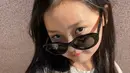 Gaya lucu yang curi perhatian selalu dilakukan Kwon Yuli. Ia sangat apik berpose lucu dengan memakai kacamata. Kelucuannya ini membuat Kwon Yuli sukses bikin gemas netizen. Meski masih berusia 8 tahun, Kwon nyatanya sangat pintar dalam berekspresi. (Liputan6.com/IG/@kwonyul_i1004)
