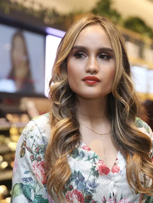 Dengan hiking, ia bisa melihat pemandangan yang indah. Saat melihat alam terbuka tersebut, ia merasa pemikirannya lebih terbuka dan terasa lebih segar. (Bambang E. Ros/Bintang.com)