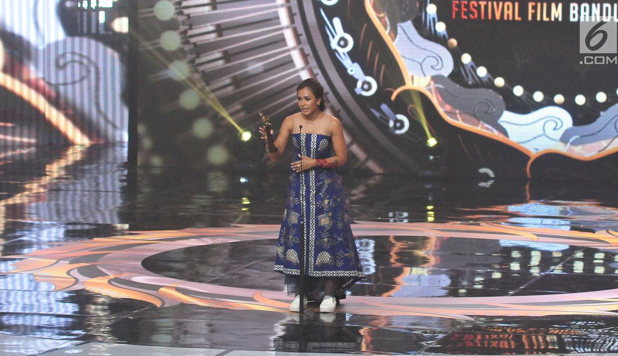 Aktris Adinia Wirasti menerima penghargaan Pemeran Utama Wanita Terpuji Film Bioskop dalam ajang Festival Film Bandung 2017 di studio 6 Emtek, Jakarta (22/10). (Liputan6.com/Helmi Afandi)