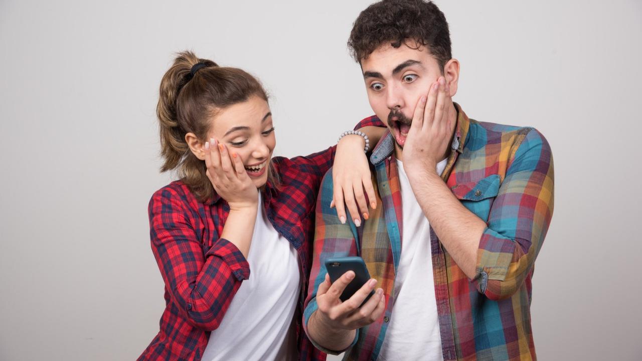 Ilustrasi pasangan tertawa, lucu, main HP