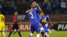 Kapten tim Persib, Atep melompat saat merayakan gol ke gawang Mitra Kukar FC di babak 8 besar Piala Presiden 2017 di Stadion Manahan Solo, Sabtu (25/2). Persib unggul 3-2 atas Mitra Kukar FC. (Liputan6.com/Helmi Fithriansyah)
