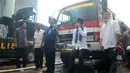 Gubernur Jakarta Joko Widodo meninjau langsung lokasi kebakaran Pasar Senen, Jakarta Pusat, Jumat (25/4/14). (Liputan6.com/Herman Zakharia)