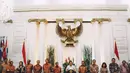 Menlu Retno Marsudi berkebaya putih saat konferensi pers pertamanya ditemani para petinggi Kemenlu berbaju batik di Kantor Kemenlu, Jakarta, Rabu (29/10/2014). (Liputan6.com/Faizal Fanani)