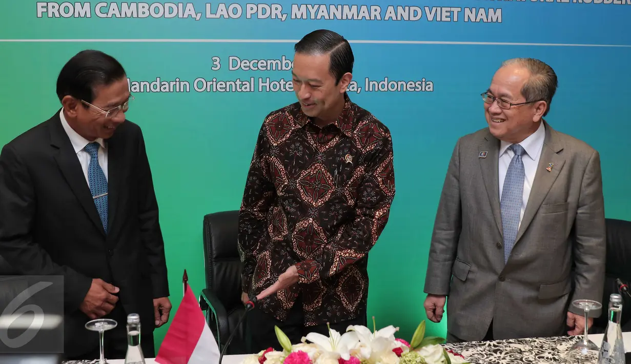 Mendag Thomas Lembong (tengah) beserta Menteri lainnya saat memberi keterangan pers di Jakarta, (3/12/2015). Indonesia, Thailand, dan Malaysia berkomitmen menjaga keseimbangan pasokan permintaan dunia terhadap karet alam. (Liputan6.com/Angga Yuniar)