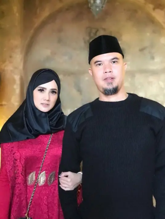 Hal tersebut dapat dilihat dari postingan foto yang ada akun Instagram mereka. Pasangan ini menuai pujian lantaran penampilan mereka yang sederhana. (Foto: instagram.com/mulanjameela1)