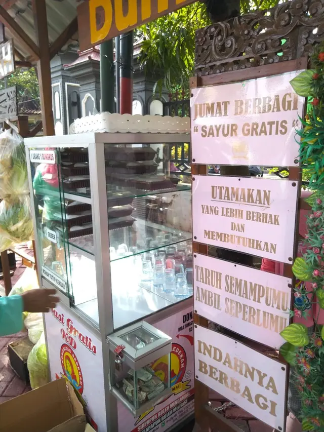 Halte Sedekah, Aksi Ibu-ibu Berbagi Nasi dan Sayuran Gratis ke Warga di Masa Pandemi