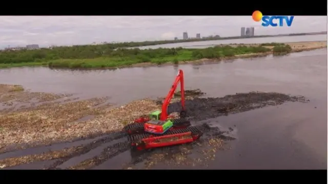 Hamparan air di Teluk Jakarta sudah muncul di pelupuk mata.  Lapisan yang selama ini hilang tertimbun ratusan ton sampah, kini sudah mulai bisa dijumpai kembali.