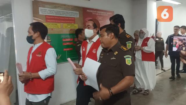 Tiga tersangka kasus skincare bermerkuri di Sulsel digiring ke mobil tahanan Kejari Makassar. (Liputan6.com/Eka Hakim)
