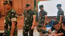 Sidang perdana beragendakan pembacaan dakwaan oleh Oditur Militer, dihadiri langsung oleh keempat tersangka yang mengenakan seragam dinas lengkap. Keempat tersangka didakwa terlibat dalam penyiraman air keras terhadap Andrie Yunus pada Kamis 12 Maret 2026 malam, di Jalan Salemba I, Jakarta Pusat. Tampak dalam foto, empat oknum Tentara Nasional Indonesia (TNI), Sami Lakka, Nandala Dwi Prasetya, Budhi Hariyanto Widhi Cahyono, dan Edi Sudarko (kiri ke kanan), terdakwa penyerangan cairan asam terhadap aktivis Hak Asasi Manusia, Andrie Yunus, saat persidangan mereka di Pengadilan Militer II-08 Jakarta, Rabu 29 April 2026. (AP Photo/Tatan Syuflana)
