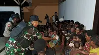 Prajurit Yonif Mekanis Raider 411/Pandawa Kostrad turut membantu penanganan pengungsi bersama aparat gabungan TNI-Polri di Kampung Kroptak, Distrik Krapkuri, Kabupaten Nduga, Papua, Sabtu (1/7/2023). (Ist)