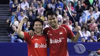 Ganda campuran Indonesia, Tontowi Ahmad/Liliyana Natsir, merayakan keberhasilan menjuarai Prancis Terbuka Super Series 2017, Minggu (29/10/2017). (PBSI)