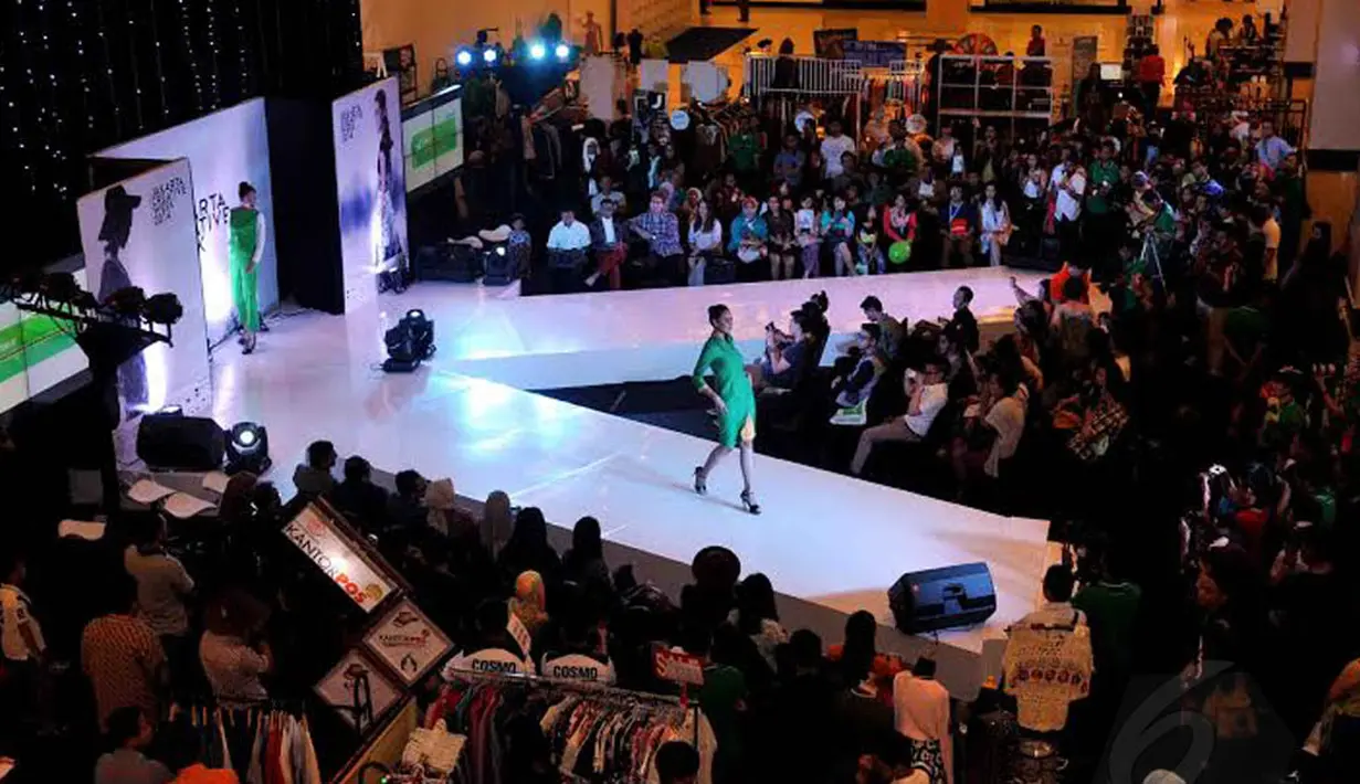 Ajang Jakarta Creative Week 2014 semakin semarak karena adanya beragam peragaan busana (Liputan6.com/Johan Tallo)