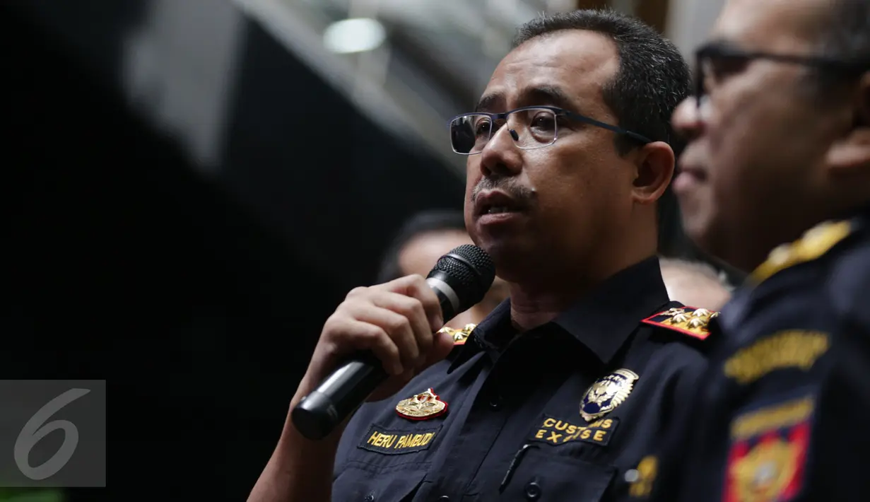 Dirjen Bea Cukai, Heru Pambudi saat memberi keterangan di Kantor Pusat Bea Cukai, Jakarta, Senin (6/3). Koordinasi terkait penyidikan kasus indikasi suap yang melibatkan importir dan seorang hakim MK beberapa waktu lalu. (Liputan6.com/Faizal Fanani)