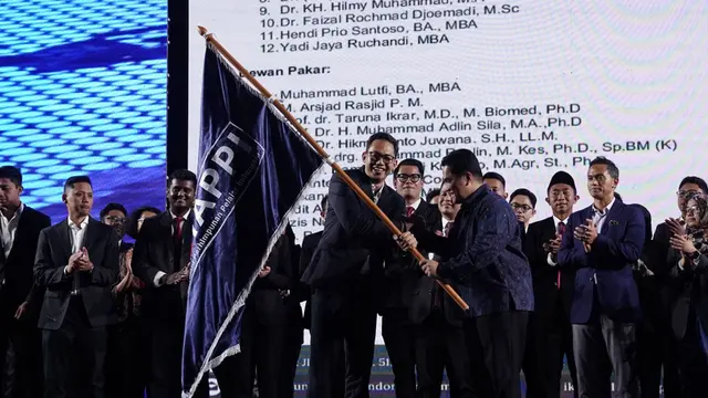 Koordinator Dewan Presidium Ikatan Alumni Perhimpunan Pelajar Indonesia (IAPPI) Erick Thohir melantik Yuliandre Darwis Ph.D sebagai Ketua Harian Pengurus IAPPI periode 2023-2027.