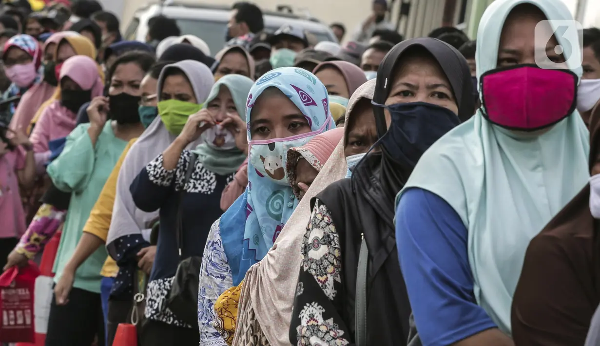 Warga antre untuk menerima Bantuan Sosial Tunai (BST) di Desa Cikande, Kecamatan Jayanti, Kabupaten Tangerang, Banten, Selasa (23/6/2020). Bantuan tersebut merupakan salah satu program jaring pengaman sosial terkait pandemi virus corona COVID-19. (Liputan6.com/Johan Tallo)