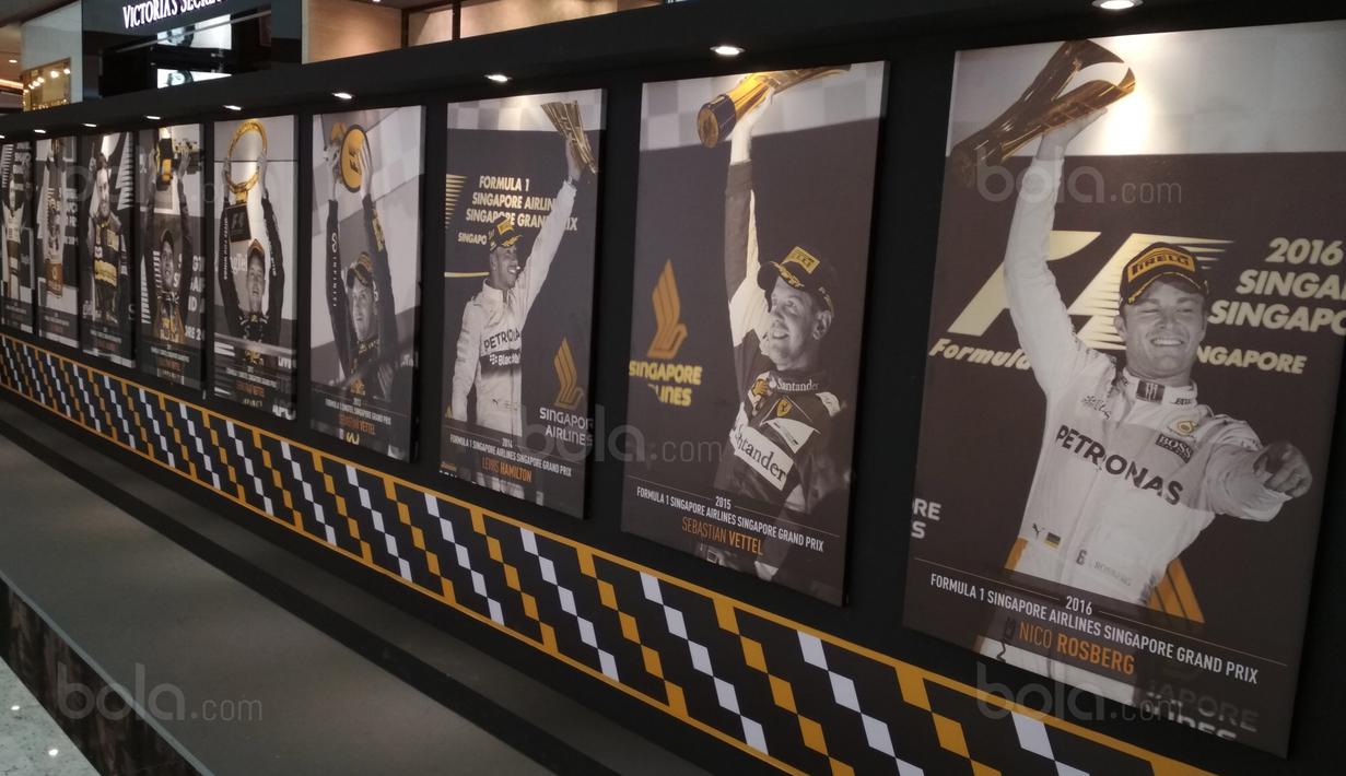 Deretan foto pemenang F1 GP Singapura di sebuah Mall dekat Marina Bay, (17/9/2017). F1 GP Singapura 2017 dimenangkan oleh Lewis Hamilton. (Bola.com/Wirawan Kusuma)