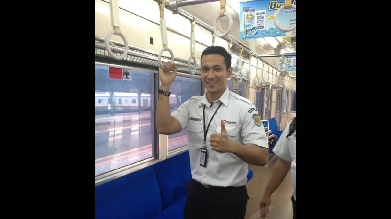 Petugas KRL Tampan Ini Bikin Deg-degan 