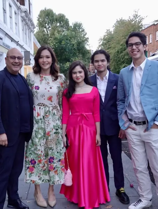 Bak sudah resmi jadi menantu, Tissa Biani dikelilingi keluarga Dul Jaelani selama di London. Hangat! [Instagram/tissabiani]