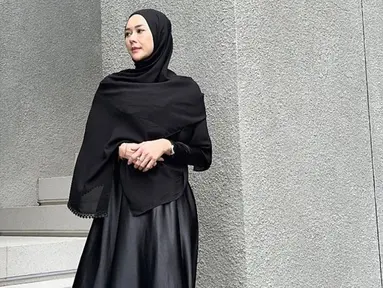 Aura Kasih pernah mengunggah potret ia memakai busana muslimah serba hitam. Saat itu Aura Kasih datang ke acara pengajian Umi Pipik. Gaya Aura Kasih tampil tertutup ini banjir pujian dari warganet. (Liputan6.com/IG/aurakasih)