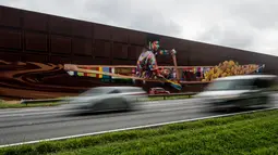 Mural raksasa karya seniman asal Brasil, Eduardo Kobra yang dibuat di Itapevi, wilayah metropolitan Sao Paulo, Brasil (12/4). Sebelumnya seniman ini juga membuat sebuah mural raksasa untuk merayakan Olimpiade Rio. (AFP Photo/Nelson Almeida)