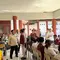 Presiden Prabowo Subianto makan siang bersama siswa Sekolah Rakyat Menengah Pertama (SRMP) 17 Tabanan, Bali, Minggu (7/6/2026). (Liputan6.com/Lizsa Egeham)