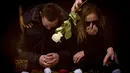 Kesedihan keluarga dan kerabat saat mengiringi pemakaman wartawan investigasi Jan Kuciak di Stiavnik, Slovakia (3/3). Sebelumnya, Kuciak dan pacarnya, Martina Kusnirova, dibunuh pada hari Minggu, 25 Februari 2018. (AFP Photo/Vladimir Simicek)