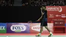 Tunggal putra Indonesia, Anthony Ginting, berusaha mengembalikan kok saat melawan tunggal Jepang pada Indonesia Masters 2019 di Istora Senayan, Jakarta, Jumat (25/1). Ginting gagal lolos ke semifinal. (Bola.com/Yoppy Renato)