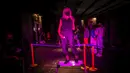 Penata rias menunggu model di belakang panggung sebelum peragaan busana dalam Mercedes-Benz Fashion Week di Madrid, Spanyol, Kamis (10/9/2020). Acara yang digelar di tengah pandemi COVID-19 berlangsung pada 10-13 September 2020 dengan menerapkan protokol kesehatan. (AP Photo/Bernat Armangue)