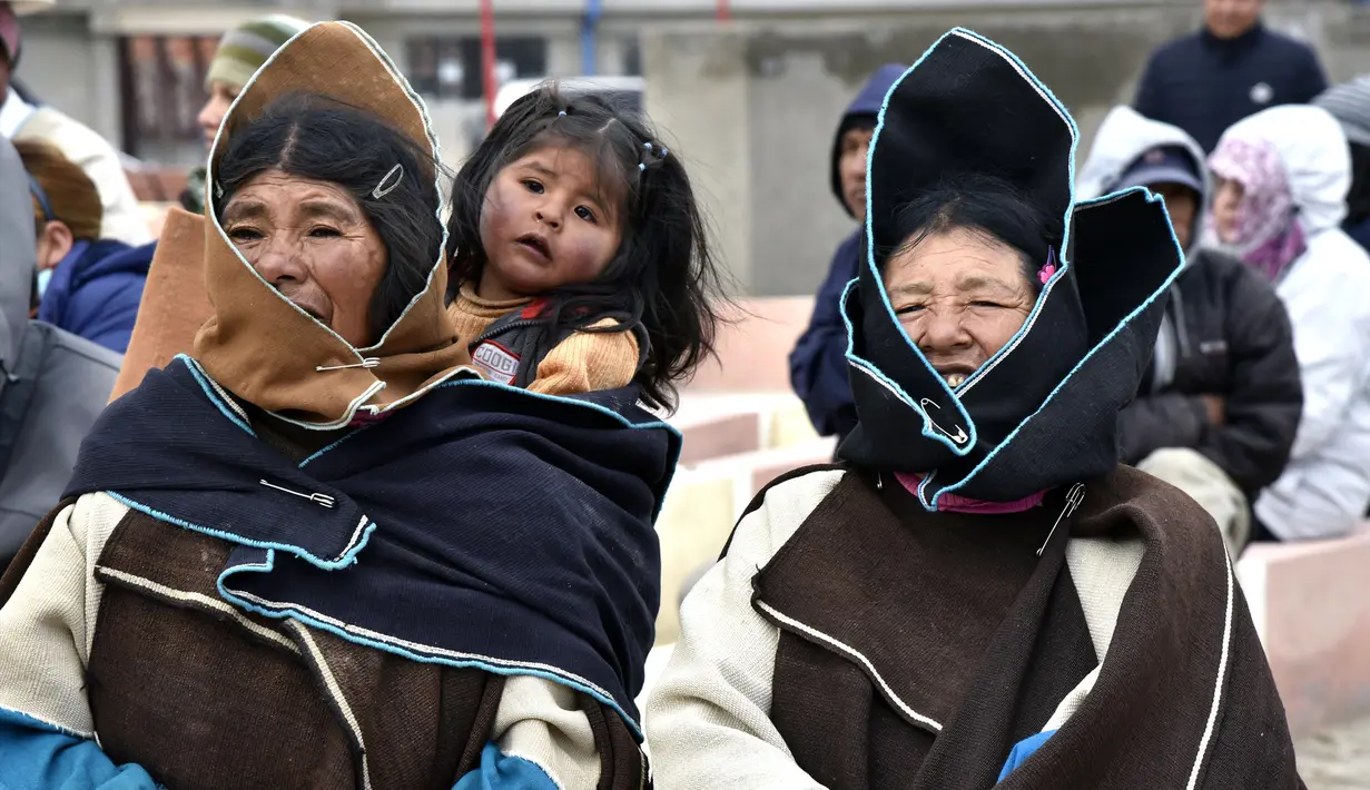 Perempuan pribumi Bolivia menghadiri upacara pemerintahan baru dengan masyrakat adat Uru Chipaya di Bolivia selatan (31/1). Sebelumnya masyarakat adat ini telah melakukan pemilihan berdasarkan adat Uru Chipaya setempat. (AFP Photo/Aizar Raldes)