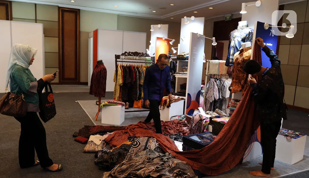 Pengunjung melihat kerajinan dalam pameran UMKM Export BRILian Preneur 2019  di Jakarta Convention Center, Jakarta, Jumat (20/12/2019). Di sini pengunjung bisa berkonsultasi seputar bisnis, branding, packaging, perizinan ekspor, hingga perizinan sertifikasi halal. (Liputan6.com/Johan Tallo)