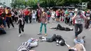 Massa aksi yang tergabung dalam Gerakan Solidaritas Umat Muslim menggelar teatrikal penembakan di Masjid Selandia Baru pada CFD di Bundaran HI, Jakarta, Minggu (17/3). Mereka mengutuk penembakan terhadap jemaah. (Liputan6.com/Herman Zakharia)