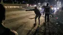 Sejumlah penyapu koin kali Sewo menunggu uang yang dilemparkan oleh pengguna jalan yang melintasi Jembatan Sewo, Kabupaten Indramayu, Jawa Barat, Minggu (2/7). (Liputan6.com/Faizal Fanani)