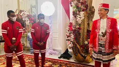 Senyum sumringah dari Presiden Republik Indonesia (RI), Joko Widodo terpancar ketika menemui Timnas Indonesia U-16 bersama pelatihnya, Bima Sakti Tukiman disela-sela perayaan HUT RI ke-77 di Istana Negara, Jakarta Pusat, Rabu (17/8/2022). (Biro Pers Sekretariat Presiden)