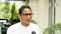 Calon wakil gubernur DKI Jakarta Sandiaga Uno menanggapi banjir bunga untuk Ahok -Djarot di Balai Kota. (Liputan 6 SCTV)