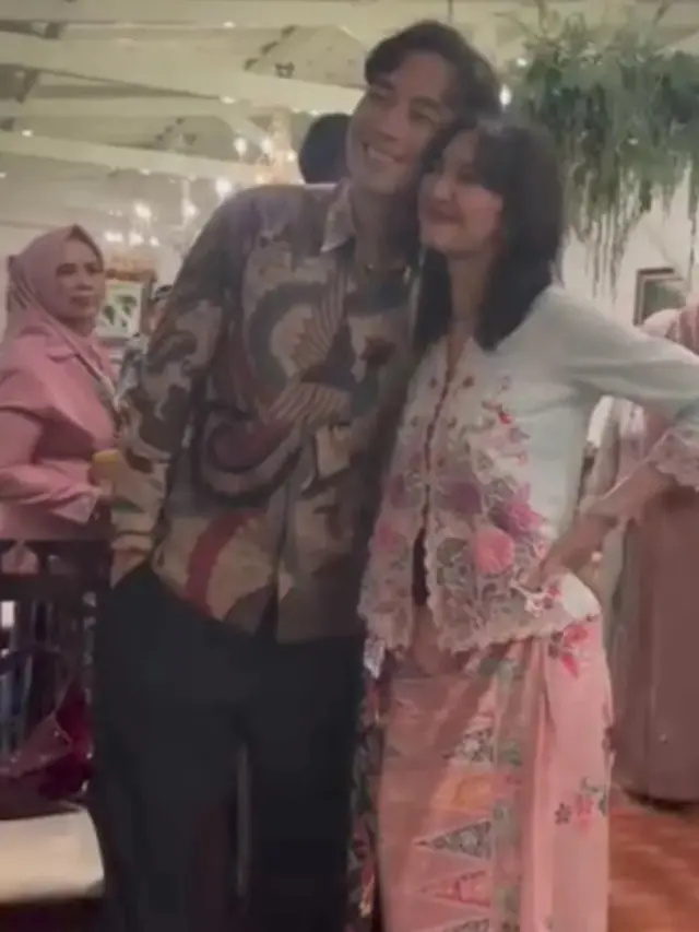 Sheila Dara Kenakan Kebaya Bordiran Bunga saat Tunangan sang Adik. Dok. Istimewa