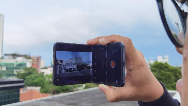 Memegang Oppo Find N2 Flip seperti layaknya camcorder untuk mengambil video. Liputan6.com/Iskandar