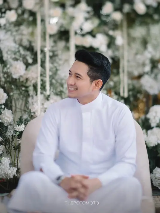 Dia menyelesaikan penampilannya dengan jam tangan silver di tangan kanannya. Sementara rambutnya ditata rapi tanpa klimis. [@chand_kelvin].