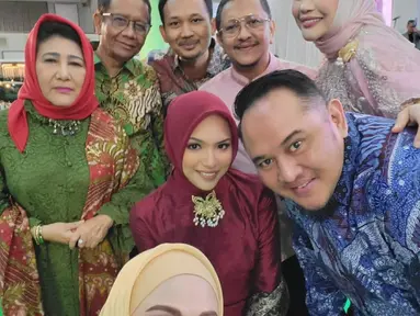Setelah prosesi akad nikah dilaksanakan di Masjid Raya Hubbul Wathan, NTB, dan resepsi kedua di Hotel The Tribrata, Jakarta Selatan, tasyakuran ini menjadi penutup yang manis digelar di Auditorium Prof. K.H. Abdul Kahar Mudzakkir, Universitas Islam Indonesia. (Liputan6.com/IG/@dewirasyid1609)